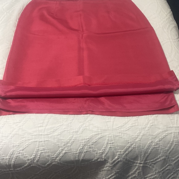 Need to brighten up a white blouse ? Try this fuchsia silk skirt. - Picture 2 of 3